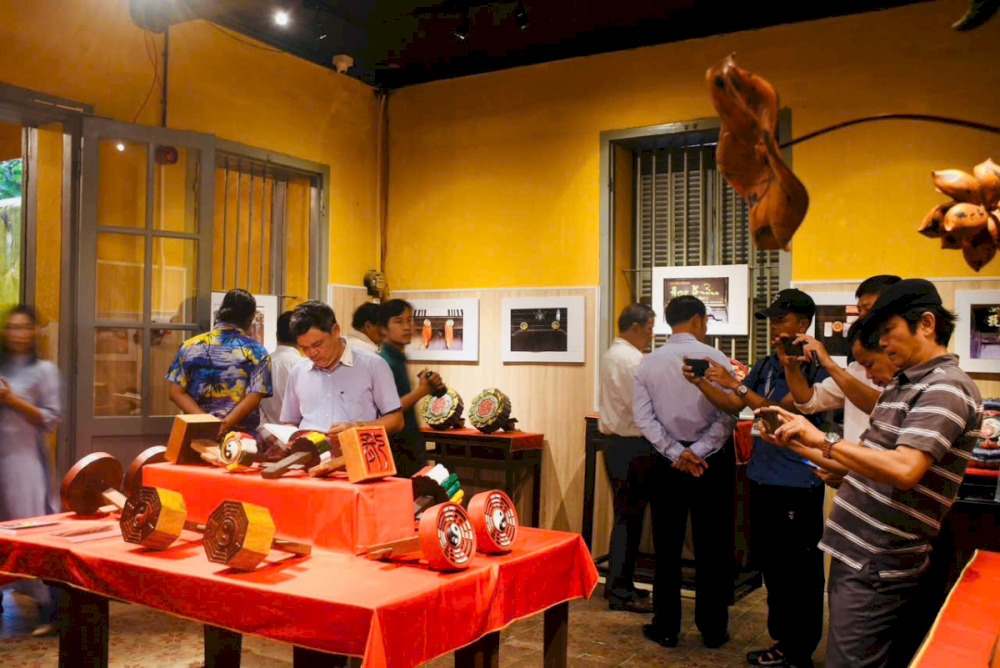 An exhibition featuring a collection of “door eye” 
